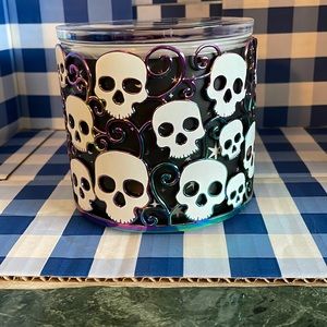 NWT!  BATH AND BODY WORKS GLOW IN THE DARK SKULL 3-WICK SLEEVE.  FINAL MARKDOWN